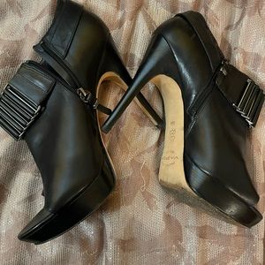 ViaSpiga 9.5 Black Leather Booties - Gorgeous!